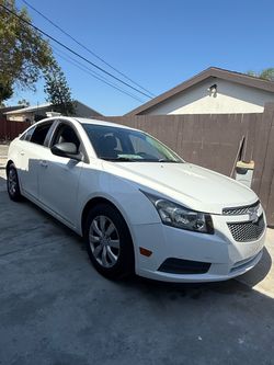 Chevrolet Cruze White 4-Door Sedan