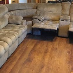 BEAUTIFUL BROWN SECTIONAL COUCH!!! CAN DELIVER!! BEAUTIFUL CONDITION!! ASKING $400 CAN DELIVER!! ASKING $400