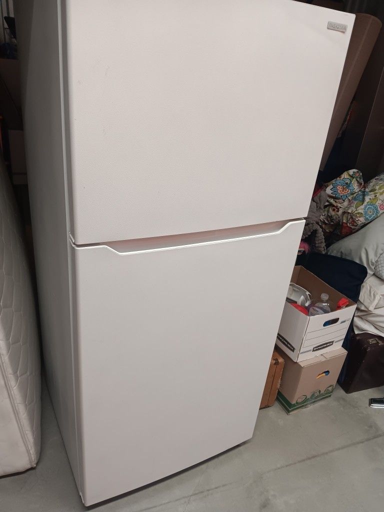 Insignia 18 ft White Fridge Must Pick Up La Palma $125