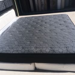 Sealy King Mattress And Box Spring 