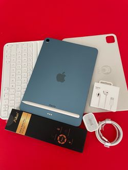 Apple IPad Air 5th Generation (10.9” Liquid Retina/ M1 chip / 2022 Model) 64GB with pen, keyboard case & Accessories