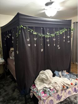 Queen canopy bed