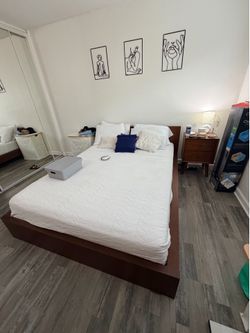 Queen Solid Wood Platform Bed Frame + Mattress
