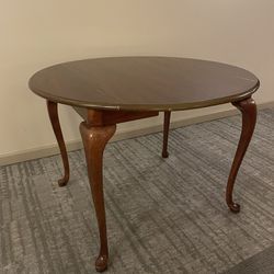 Round  and Oval Dining Table With 4 Tablecloth.