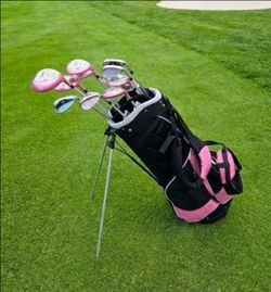 Lynx Crystal Cat Ladies Full 14 piece
Golf Set irons hybrid woods driver putter and stand bag featuring lightweight club heads with a pink and silver 