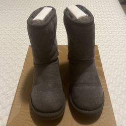 Women’s Classic Short Uggs Size 5 (Grey)