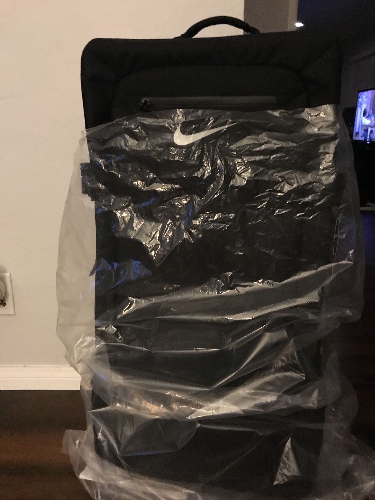 Nike “fiftyone49” large roller suitcase for Sale Long OfferUp
