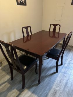 Cherry Colored Wood Dining Table Seats 4