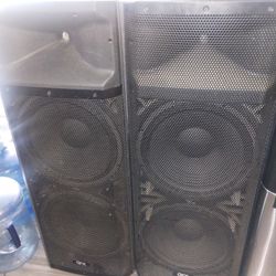 Bocinas  QFX  Con Bluetooth Radio Y Conexión Para Micrófono O Cualquier Instrumento Bocinas De 18 Se Pueden Conectar Juntas