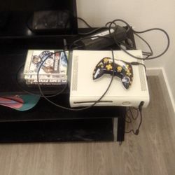 Xbox 360 System w/ Games And Controller 