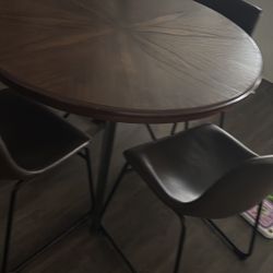 Round Table And 4 Chairs 