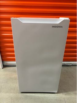 Refrigerator Mini  Insignia NS-CF33WH6