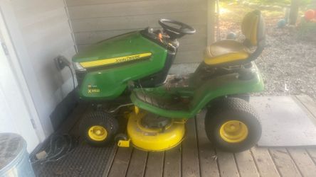 Riding lawn mower John Deere
