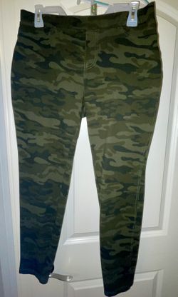 Women’s Camouflage leggings, stretchy pants.  back pockets