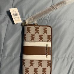 Nwt Mk Wristlet 