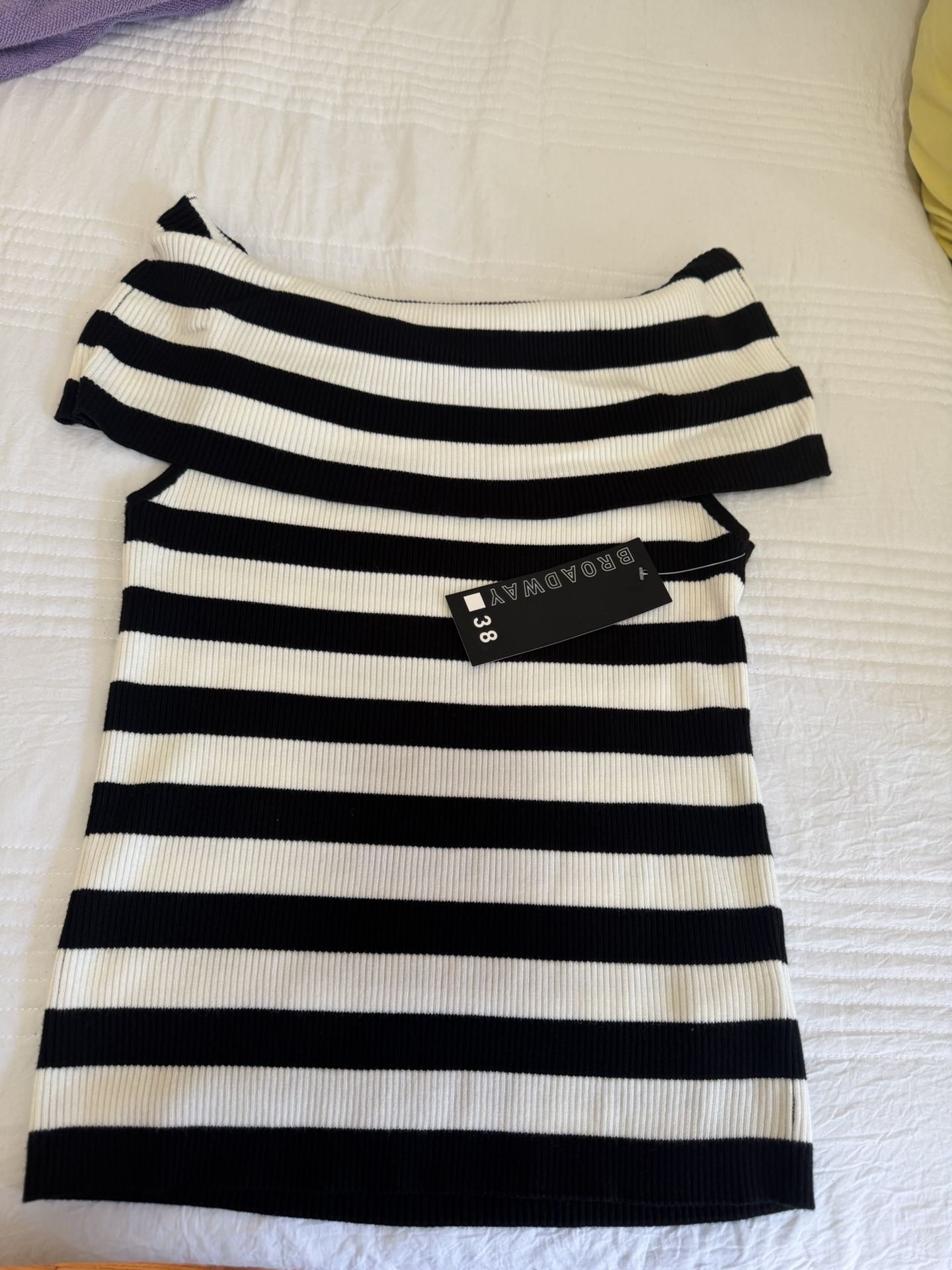 Broadway 38 Blouse Size M , New Whit Tags