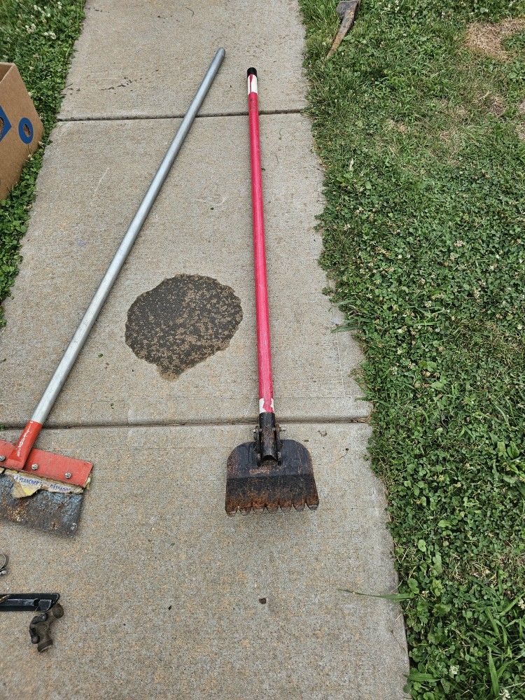 HEAVY DUTY RED ROOF RIPPER TOOL, EXCELLENT CONDITION