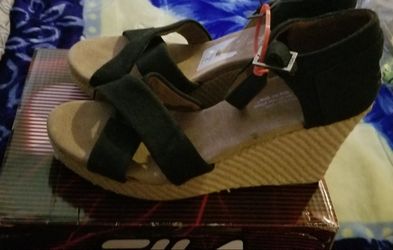 Women shoes size 9 toms