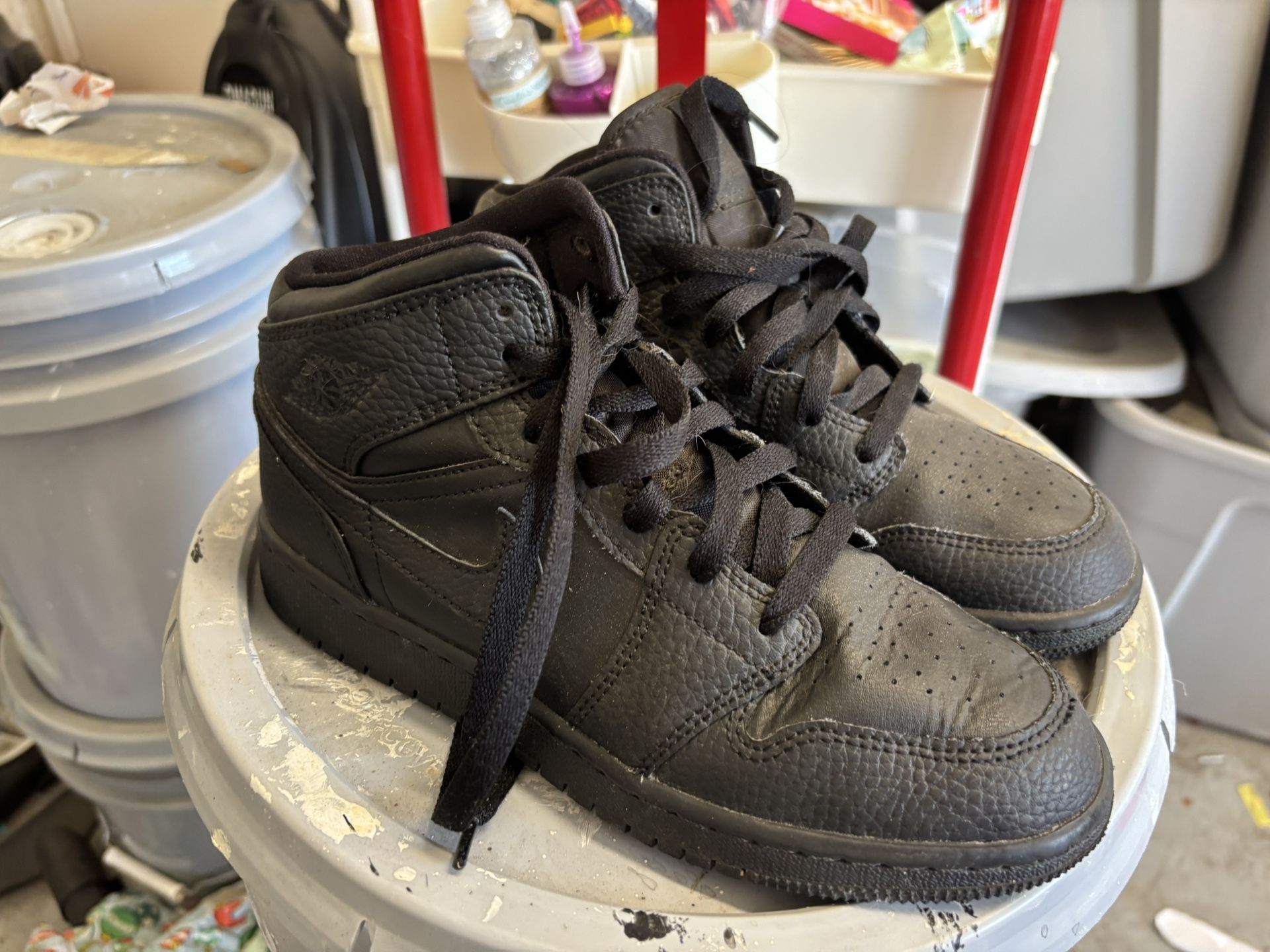 Jordan 1 Mid Triple Black