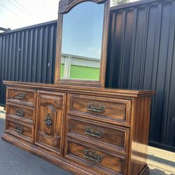 Dresser, Mirror & 2 Nightstand Set