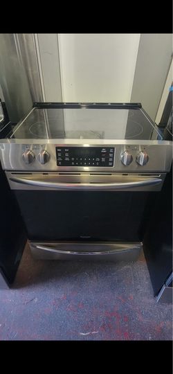 Slide In Stove  Frigidaire Electric Range/ Estufa electrica