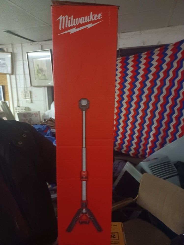 Milwaukee Dual M12 Tower Light