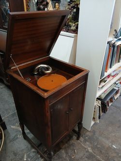 Victrola phonograph, likely a Model XIII or X, a wind-up record player 