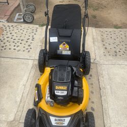 DEWALT 21 in. 163cc Briggs and Stratton 725Exi Engine Rear Wheel Drive 3-in-1 Gas Self Propelled Walk Behind Lawn Mower Good Condition Like New 