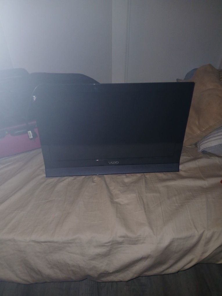 Vizio 32' TV w/ Roku