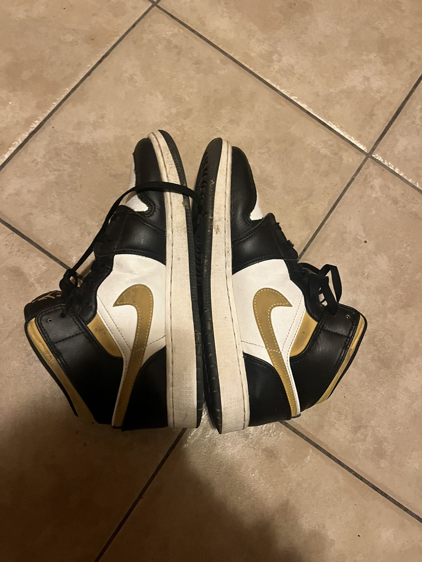white pollen black jordan 1