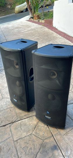 2 Mackie SR1530 Made in Italy 3-Way 1000W Active Sound Reinforcement Speaker New Condition.