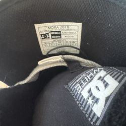 DC Mora 8.5Women's Snowboard Boots (Model # ADJO100012).