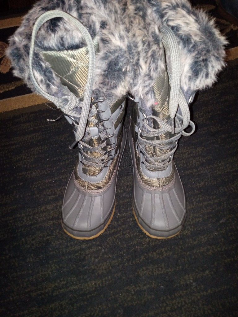 Bearpaw Ladies Boots The Grey Is Size 8 And The Brown Is Size 10