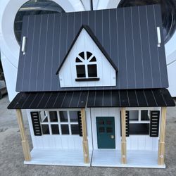 Farmhouse Dollhouse ( Like new)