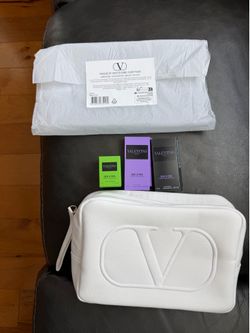 Lot of 4 Valentino beauty ivory pouch 3 perfume samples  Brand new