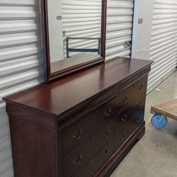 Dresser With Mirror. Free Delivery 👍