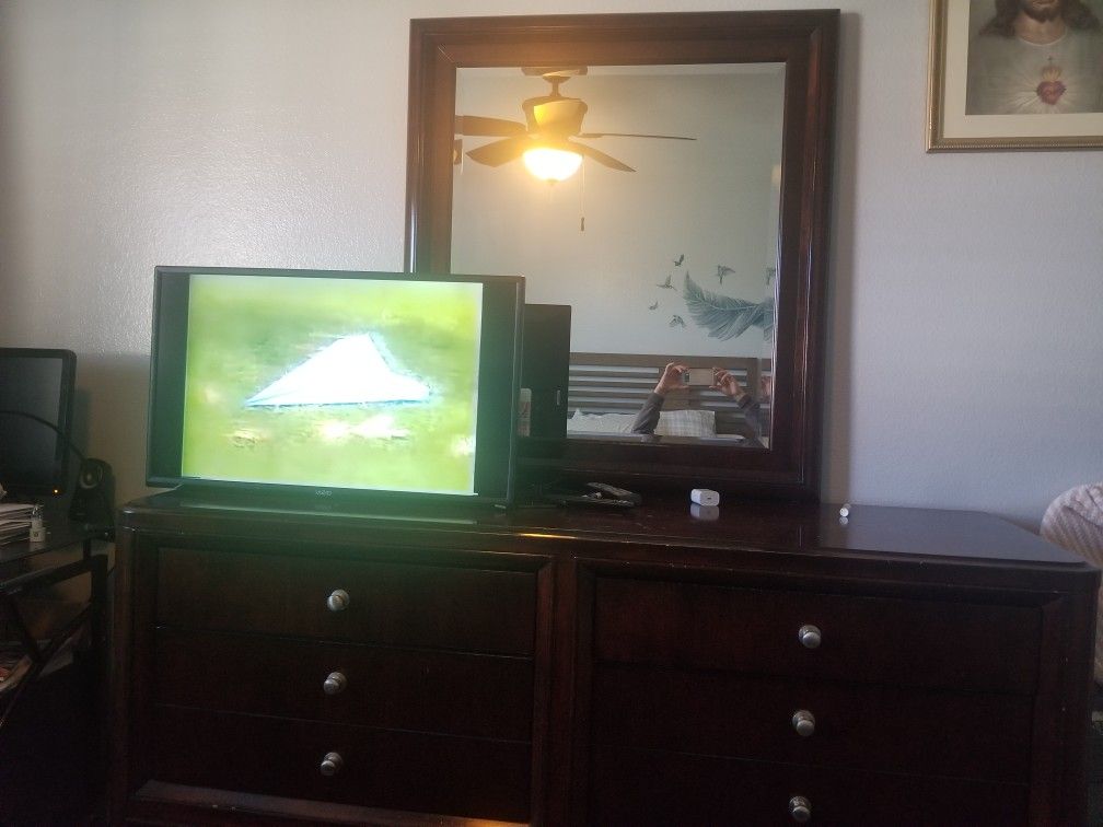Solid Wood Dresser and Mirror . Six Large Drawers $150