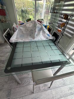 Dining table & 6 chairs