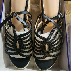 New In Box  Women Sandals Very Comfortable Size 9