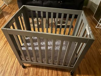 Mini folding portable baby crib
