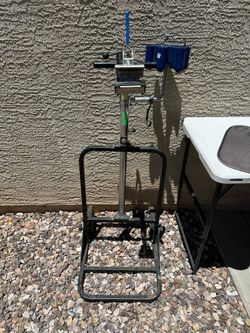 Bicycle flat tire fix station