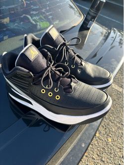 Jordans size 11.5 men’s shoes (max aura 5s)