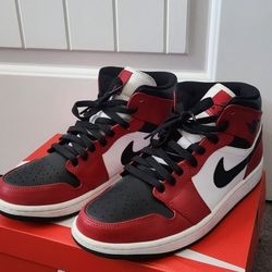 Jordan 1 Mid Chicago Toe