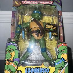 Teenage Mutant Ninja Turtles Classic Series Leonardo Action Figure