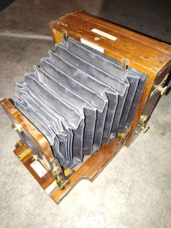 Antique wooden camera great condition. Missing lens.