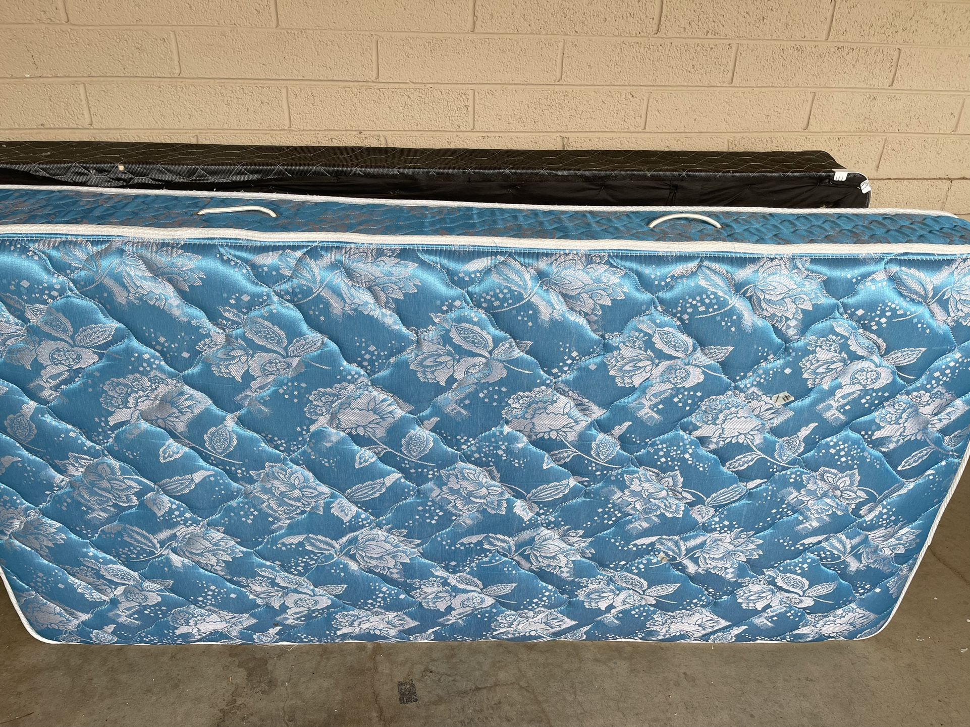 Sealy Comfort Series Twin Size Mattress And Box Spring