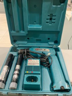 Makita 6095D Cordless Drill Driver Tool With 2 Batteries & Charger Works Good -