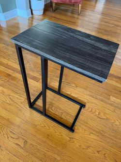 Modern C-Shaped End Table for Sofa or Bed – Space-Saving Design