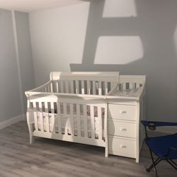 White Crib With Draws And Changing Table 