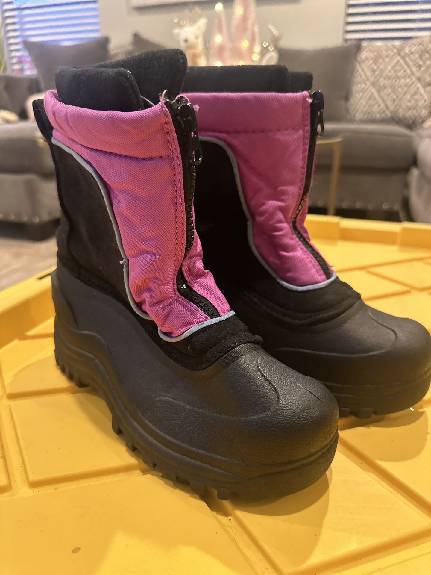 Girls Snow Boots Size 4!